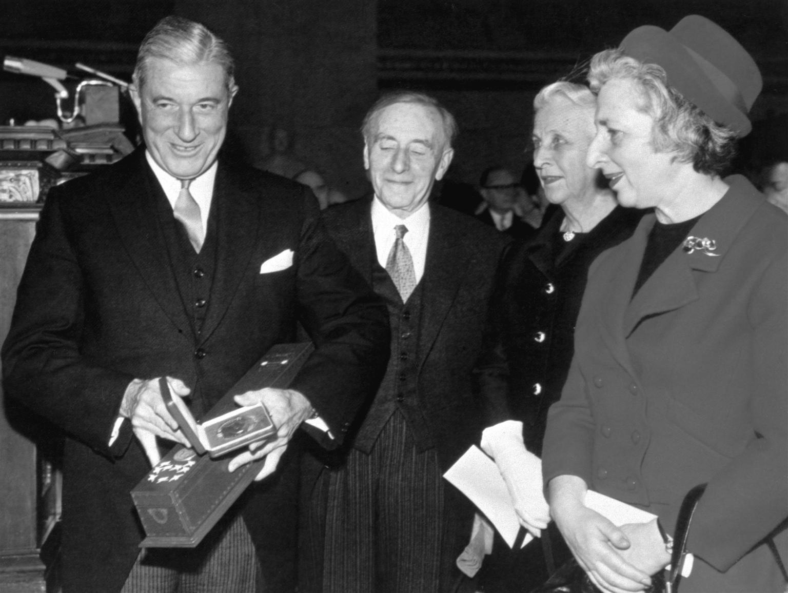 1965 - Henry R. Labouisse (links), voormalig uitvoerend directeur UNICEF, neemt in Oslo de Nobelprijs voor de Vrede in ontvangst.