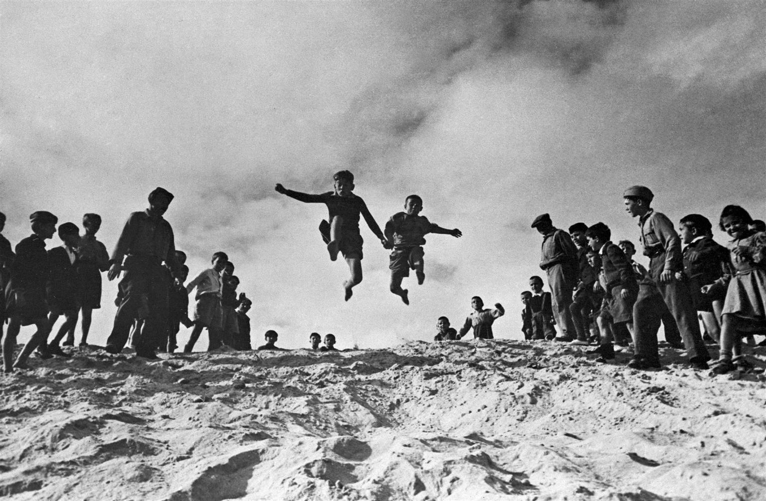 Twee jongens vlak tijdens een sportwedstrijd in een vluchtelingenkamp, 1947