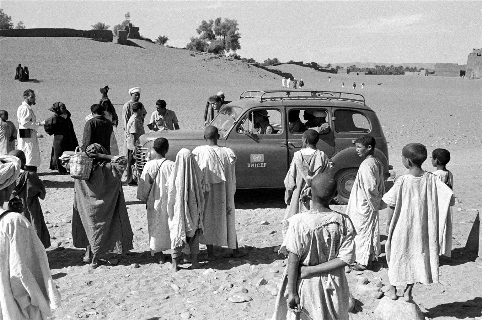 Medische hulpverleners arriveren in een UNICEF in Amzrou in Marokko, 1953