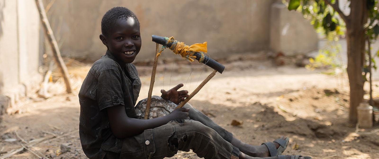 Nizar speelt op de rababa
