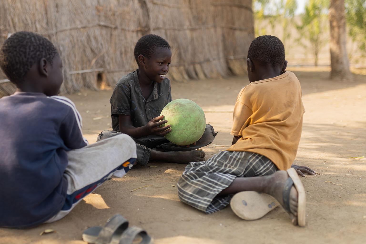 Nizar met vrienden en voetbal