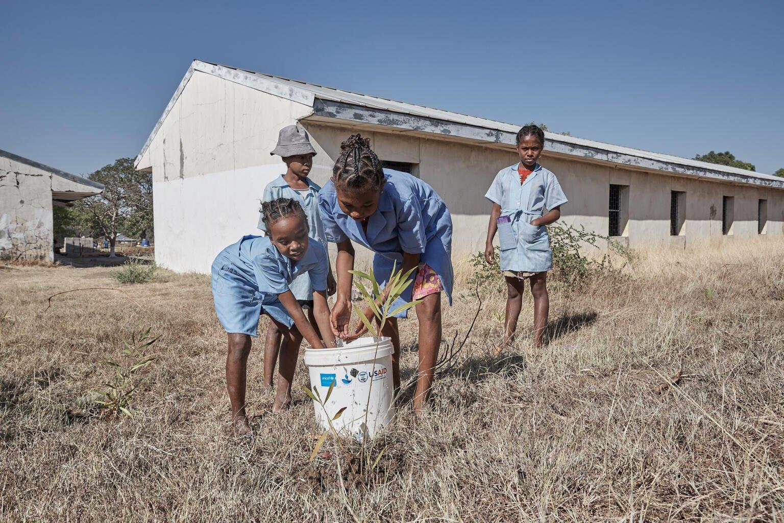 Meisjes wassen hun handen met schoon water in Madagaskar