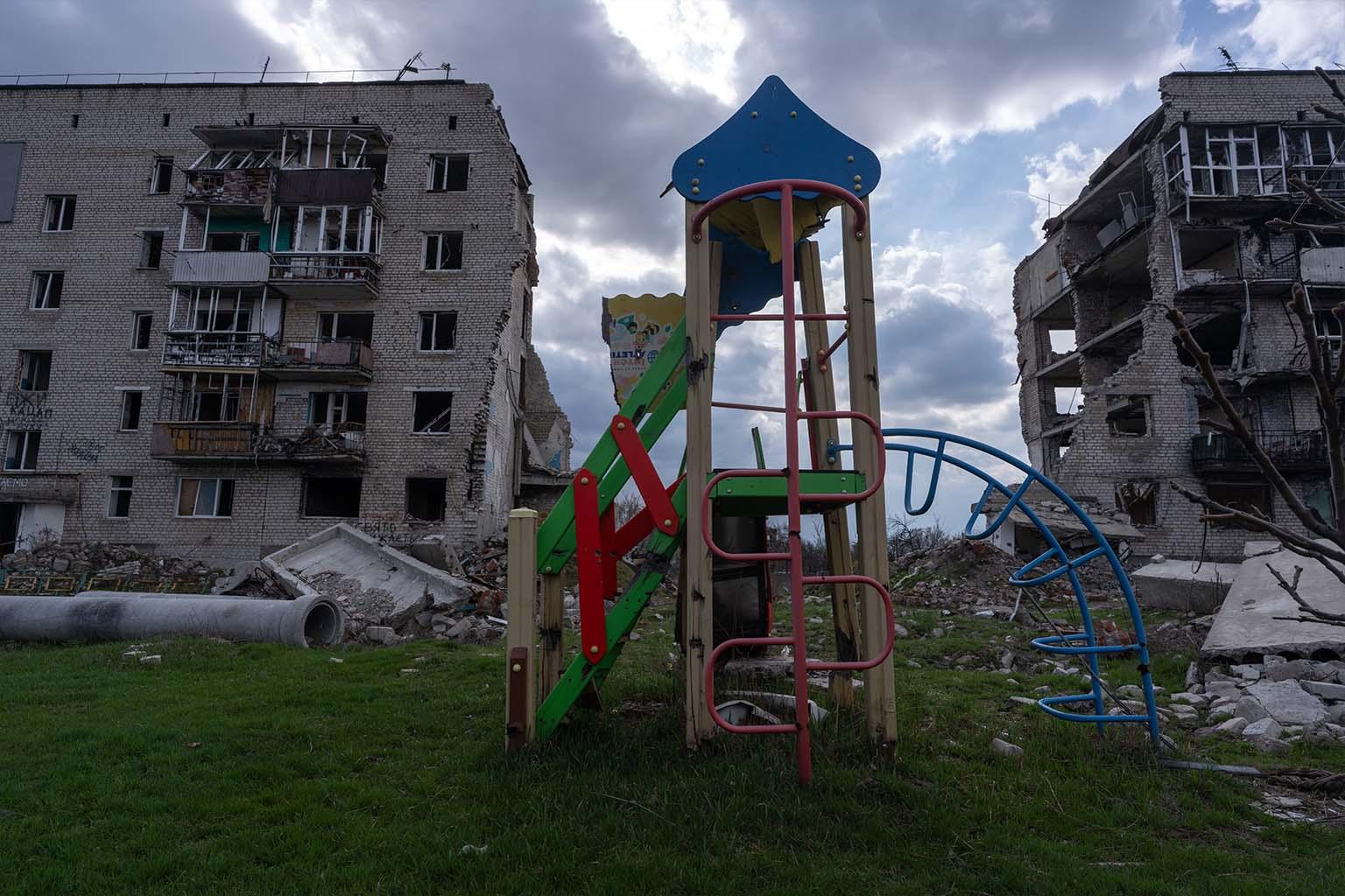 Speeltuin in Izium, Kharkiv regio (Oekraïne)