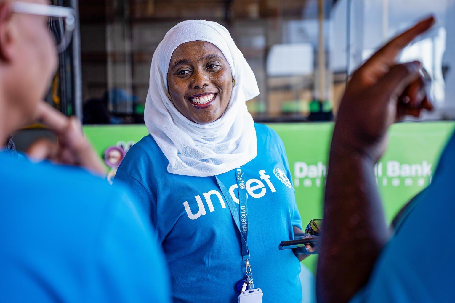 UNICEF medewerker bij vaccinatieprogramma in Somalië