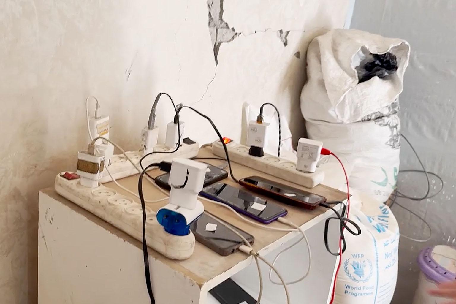 Telefoons opladen in het huis van Fatima, Gaza