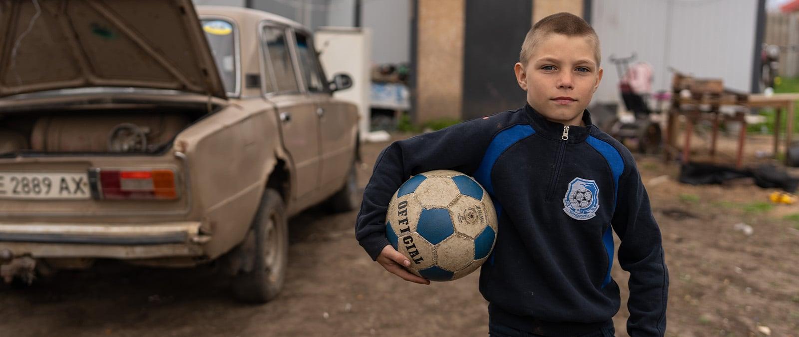Tolya (9) in achtertuin met voetbal