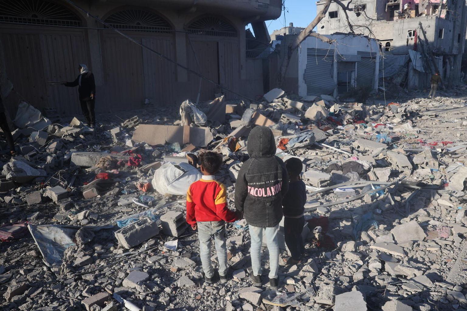 Jana met haar broertjes in Rafah