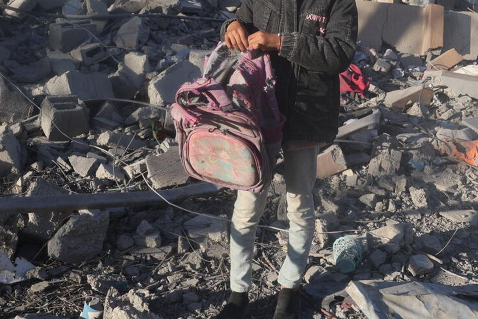 Jana uit Rafah vindt haar schooltas tussen het puin