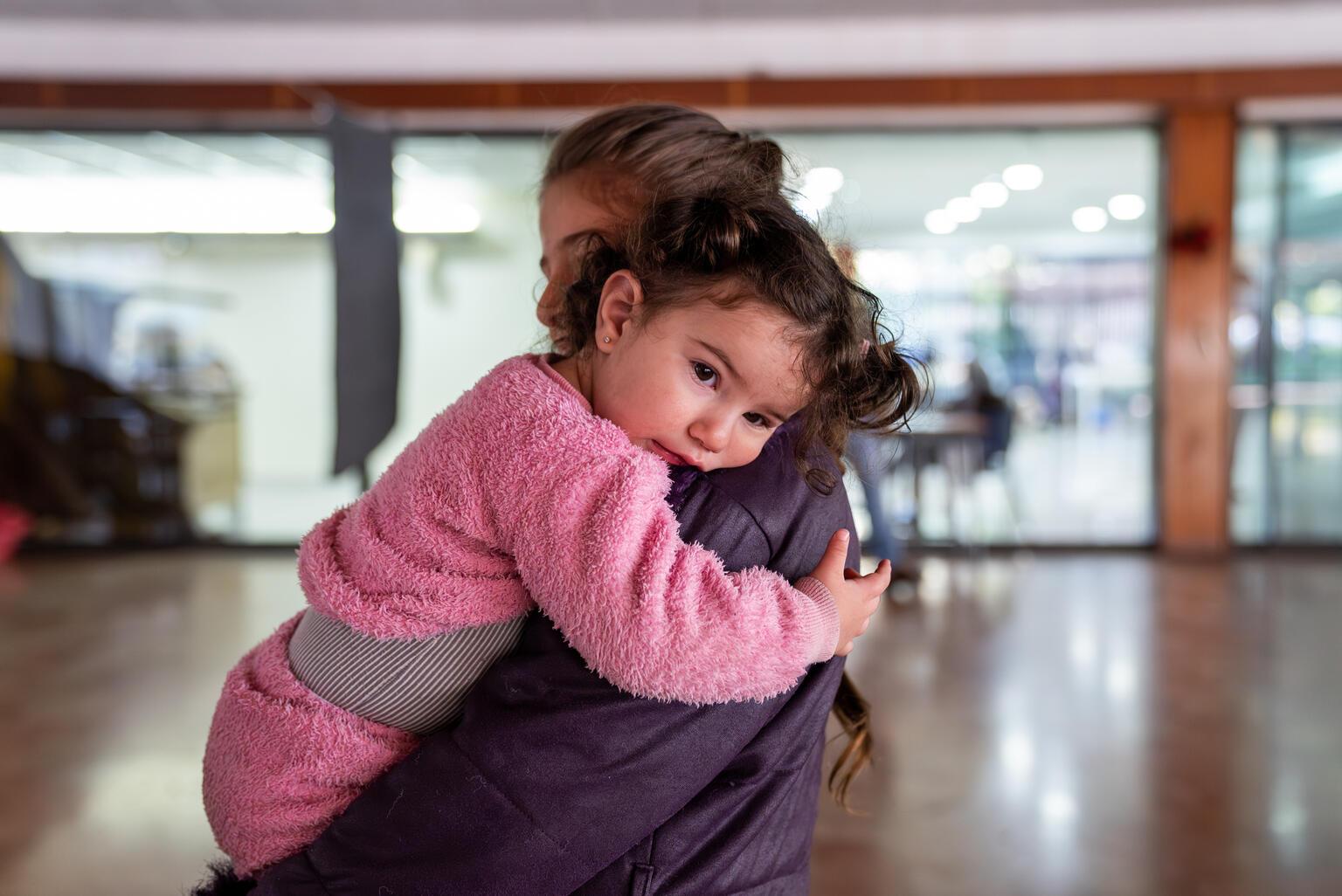 10 jarig meisje houdt haar zusje vast in opvangcentrum in libanon