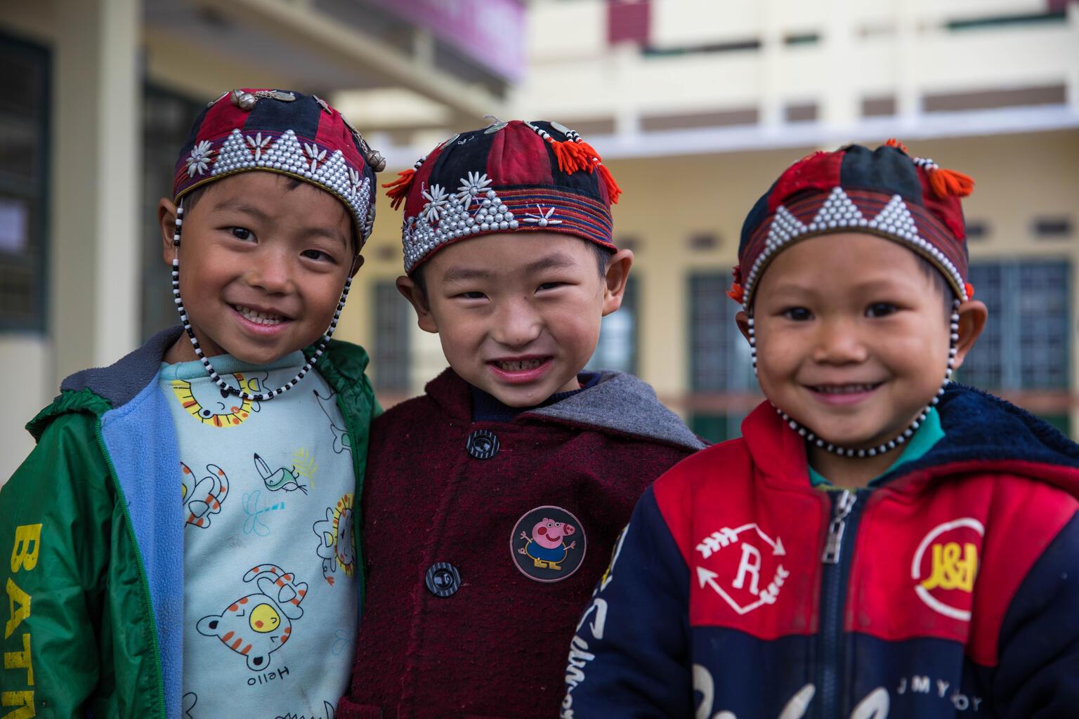Kinderen krijgen onderwijs in Vietnam.