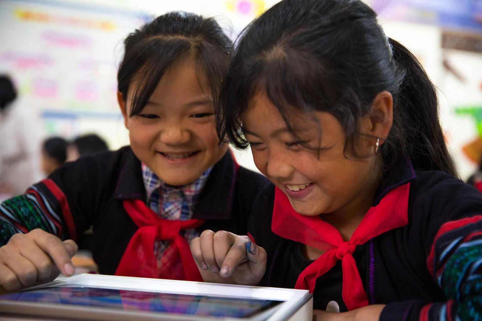 Meisjes in Vietnam krijgen onderwijs, ook via tablets.