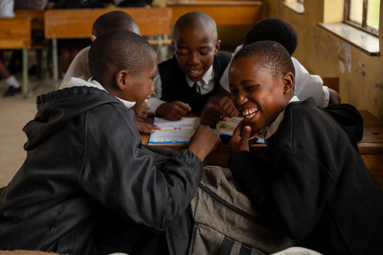 Blije kinderen uit groep 7 in Zuid-Afrika krijgen les