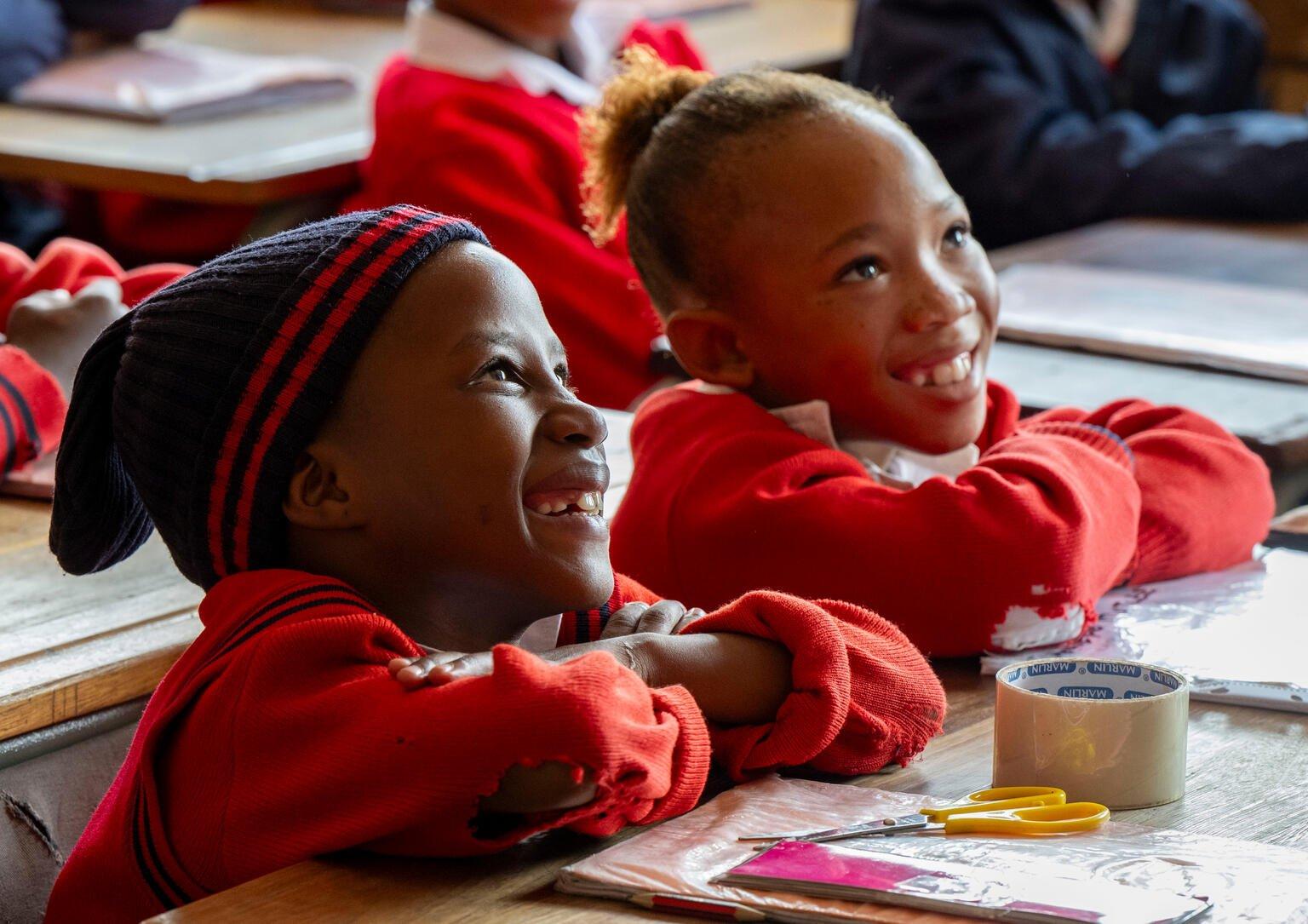 Kinderen in Zuid-Afrika krijgen les in klaslokaal.