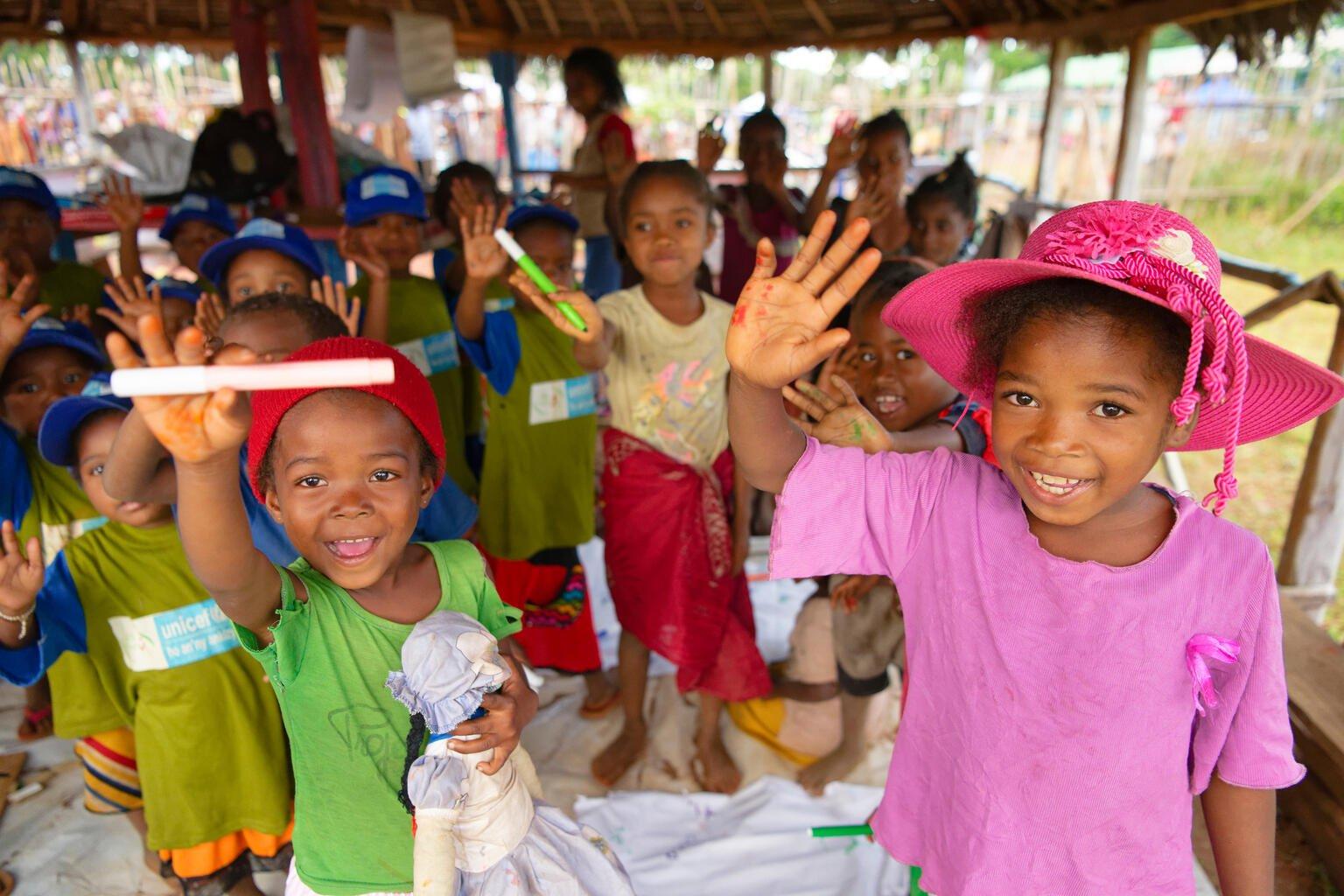 Zwaaiende groep kinderen in Madagaskar
