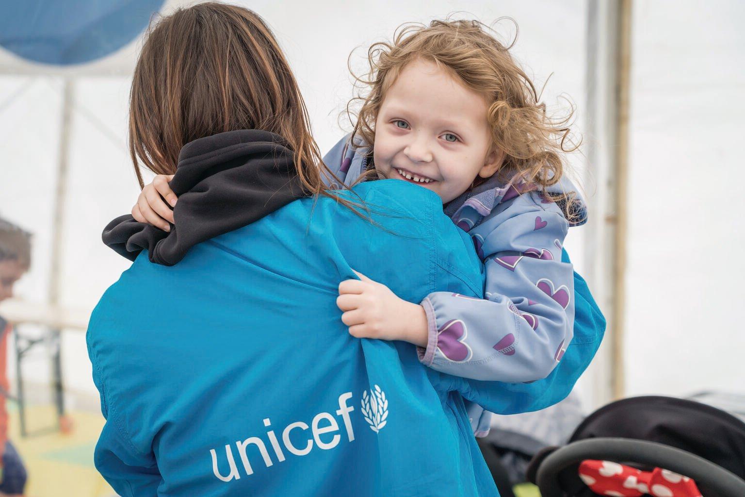 Emma uit Oekraïne met een medewerker van UNICEF