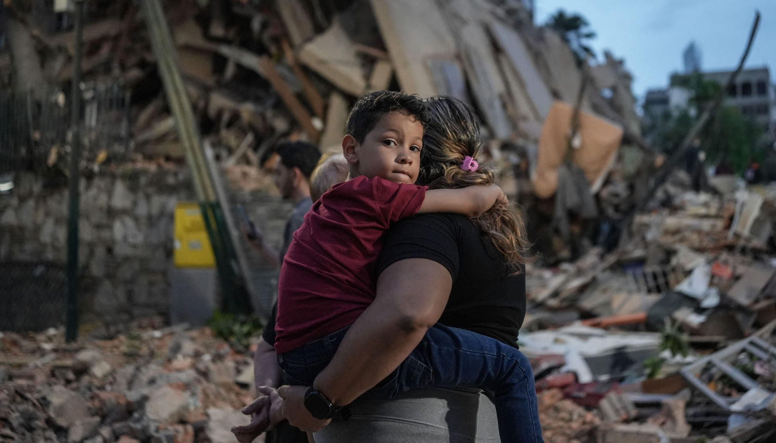 Moeder en kind na de aardbeving in Venezuela 2026
