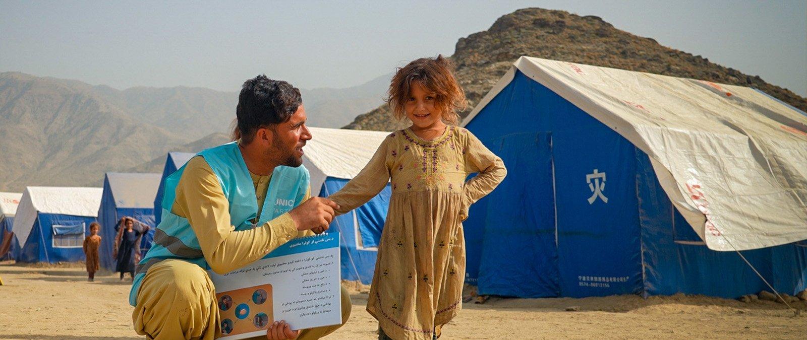 UNICEF medewerker met Afghaans meisje