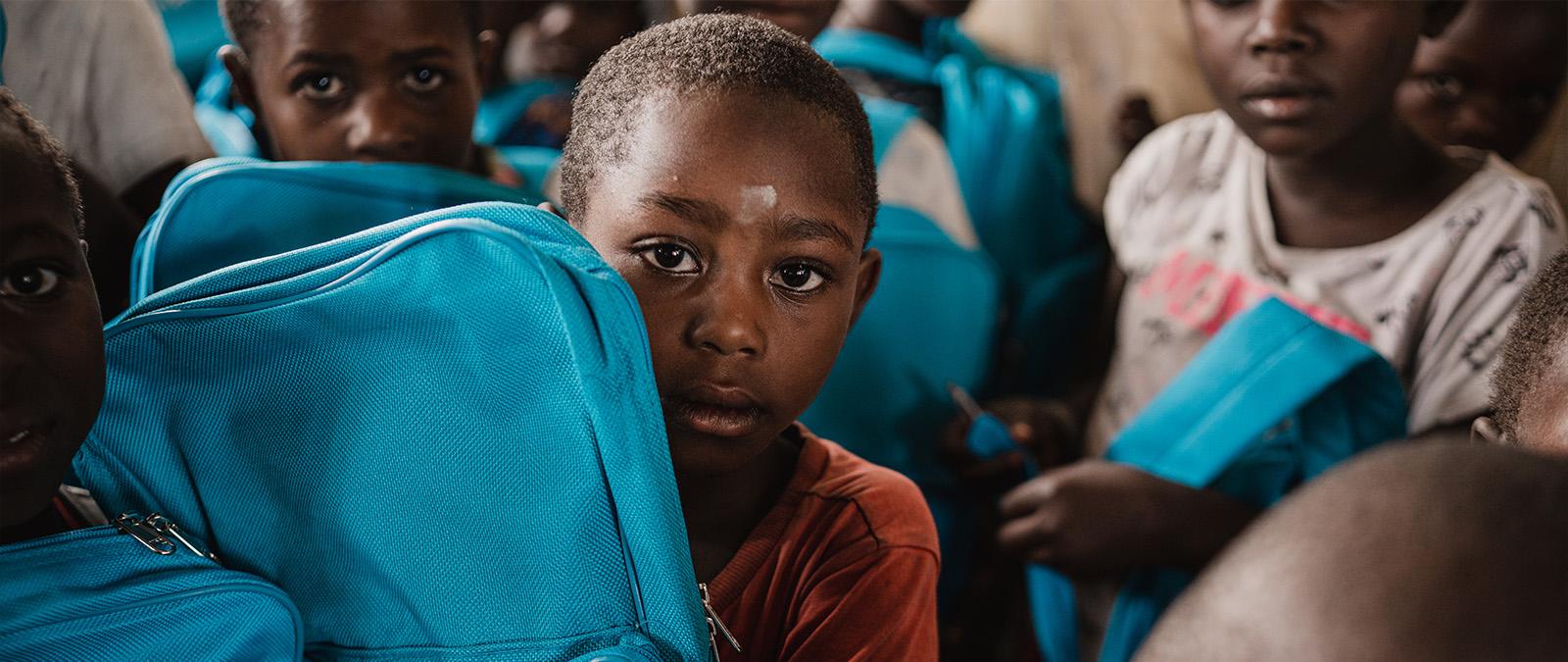 Jongen in Congo krijgt UNICEF rugtas