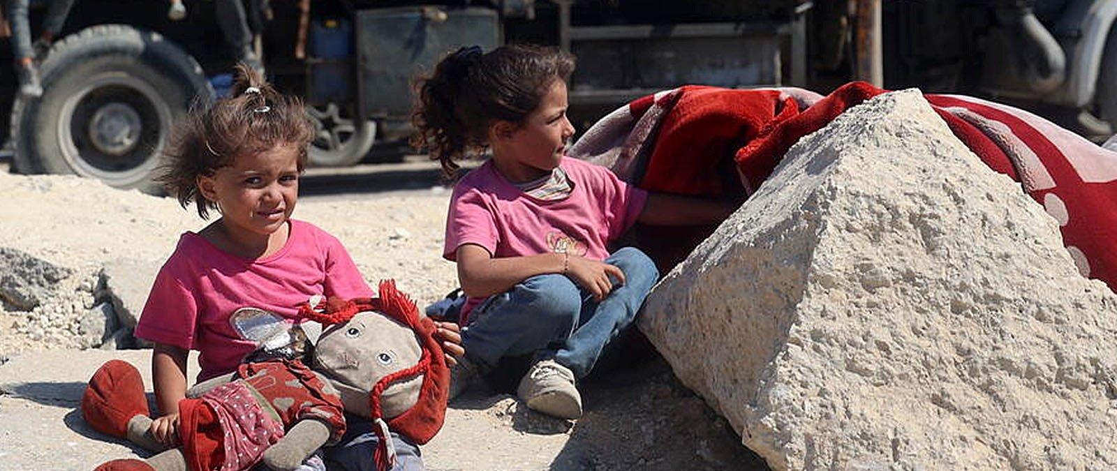 Meisjes in Gaza wachten op hulp