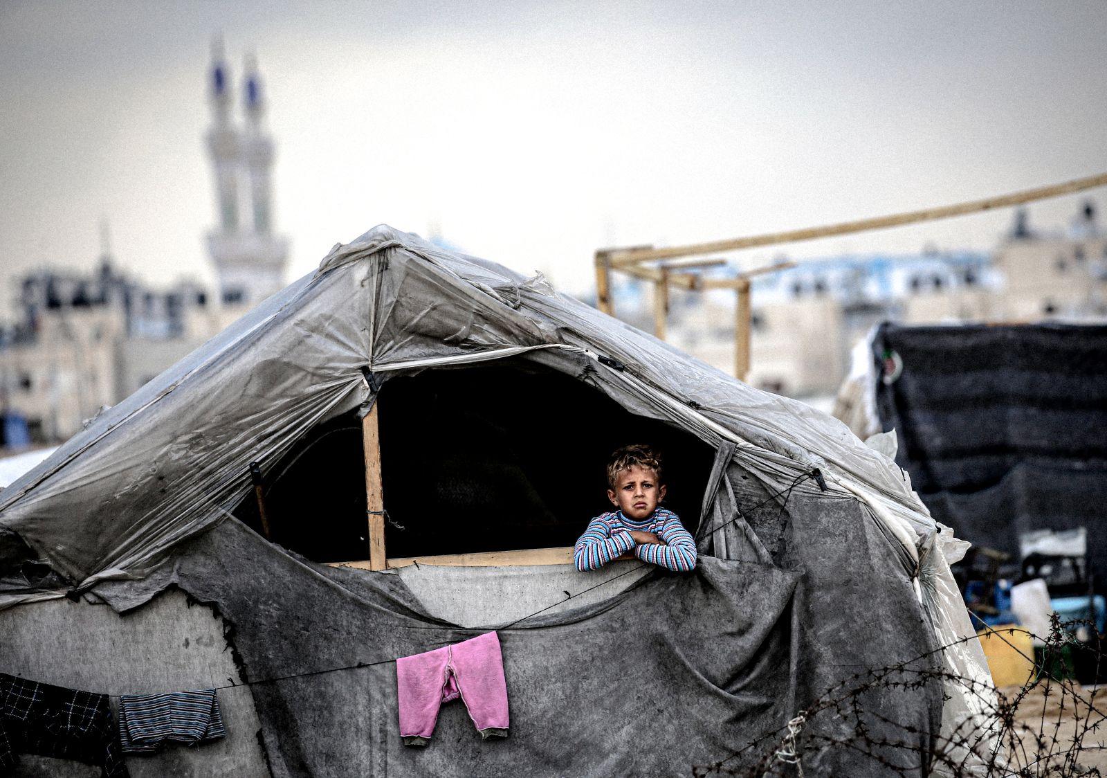 Jongen in een noodtent
