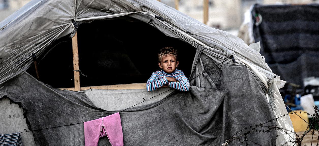 Jongen in een noodtent