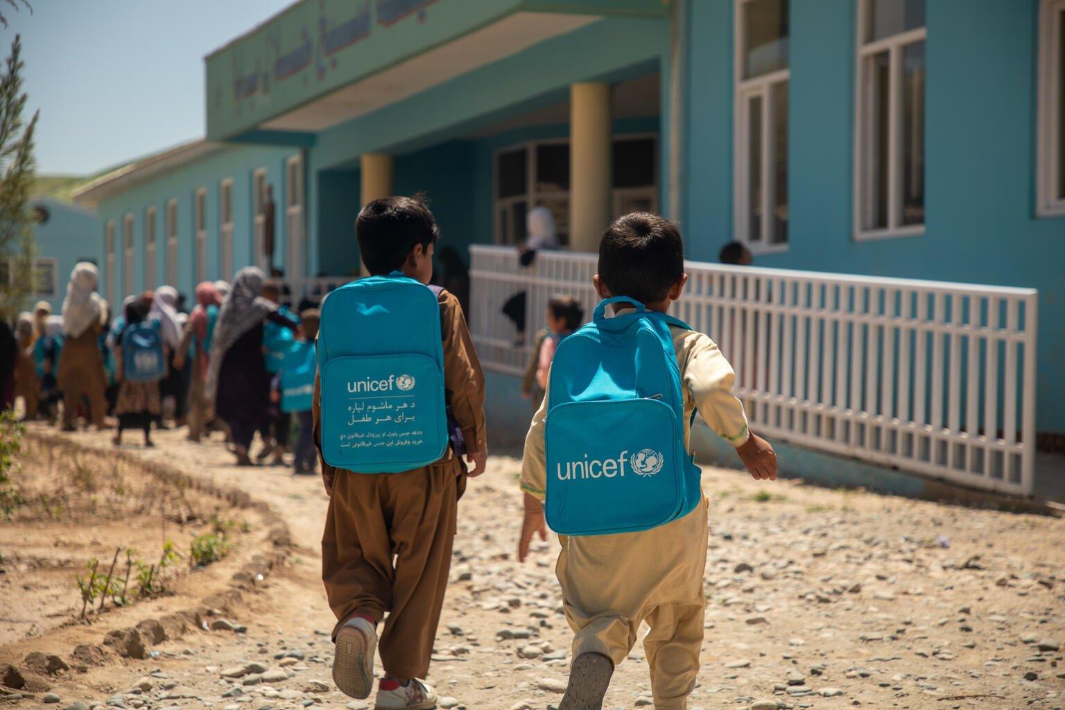 Jongens gaan naar school met UNICEF rugzakjes