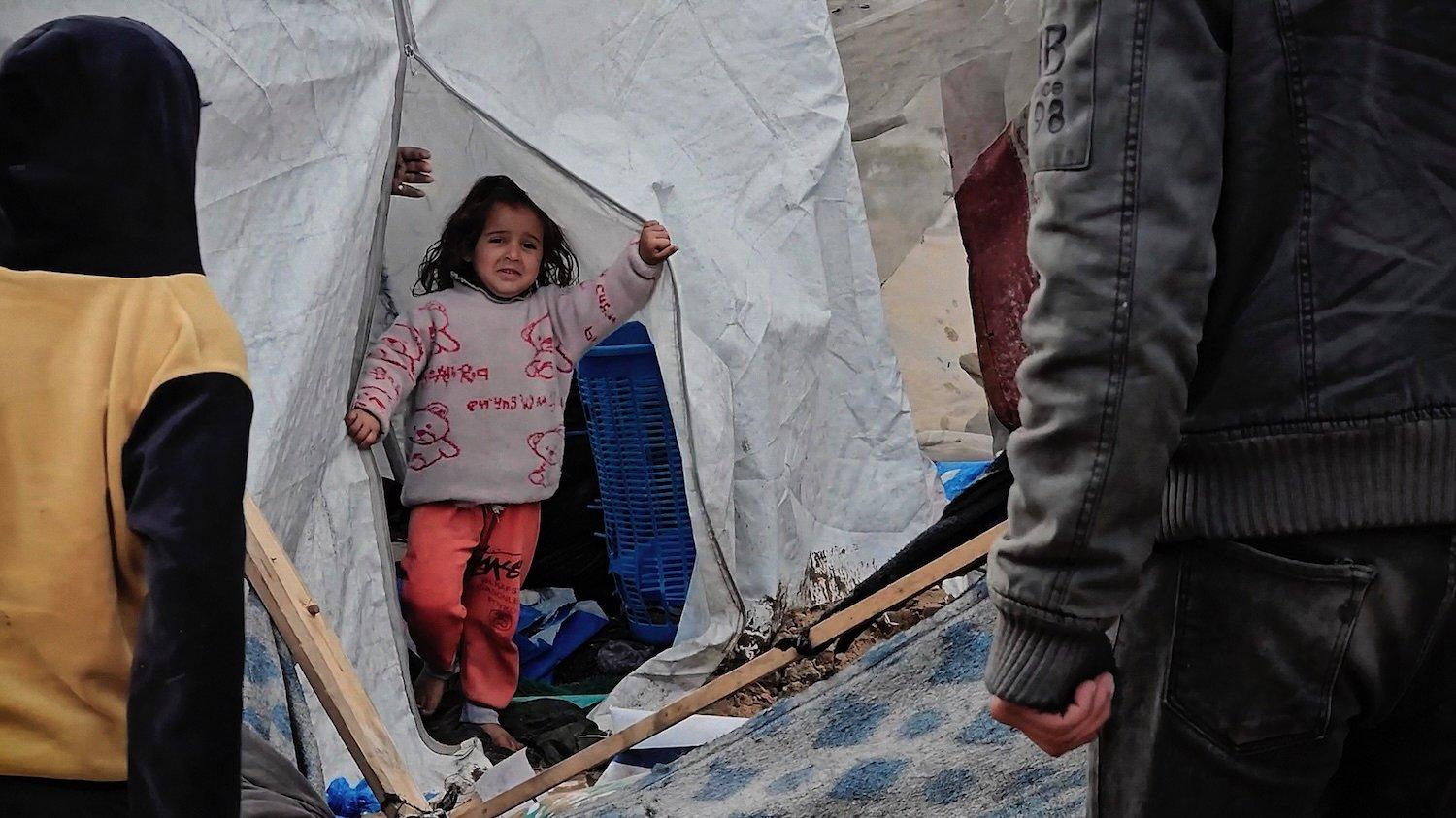 Meisje in een noodtent in Gaza