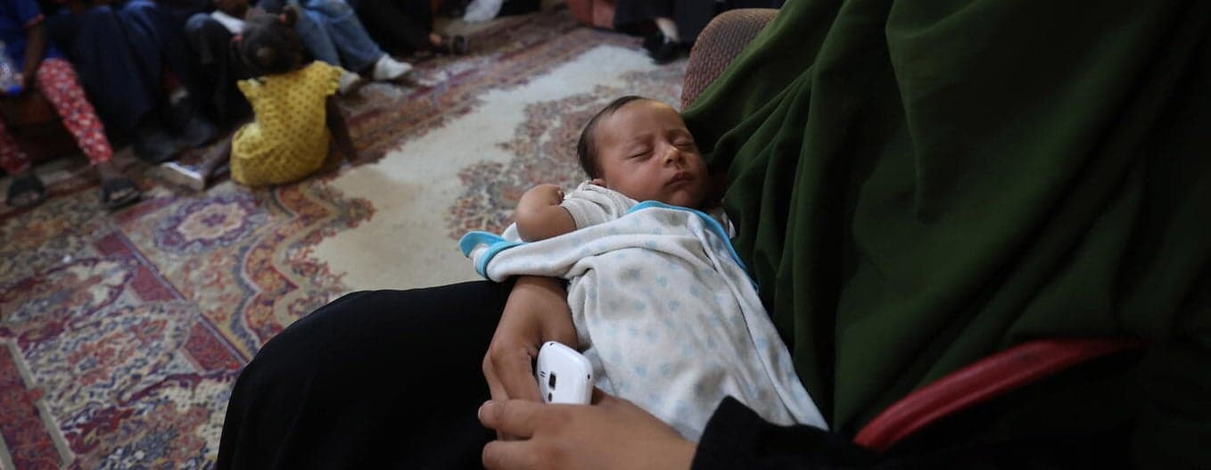 moeder met kind bij voedselhulp gaza