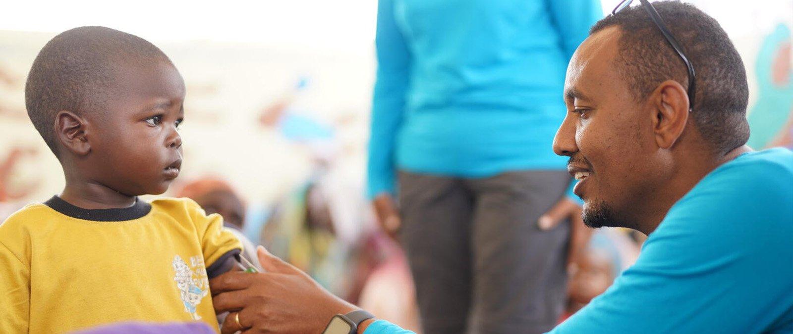 Kind in Soedan wordt gecheckt op ondervoeding