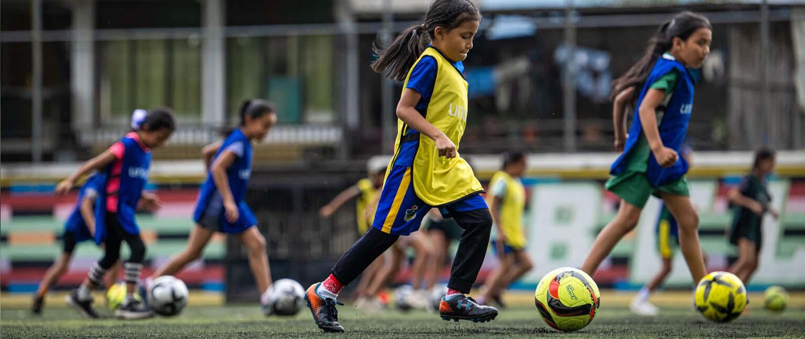 Kinderen in Guatemala voetballen op het veld