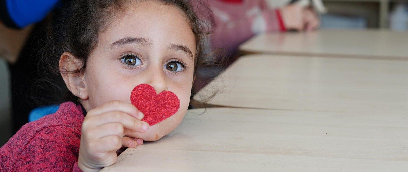 Meisje in Turkije met hartje