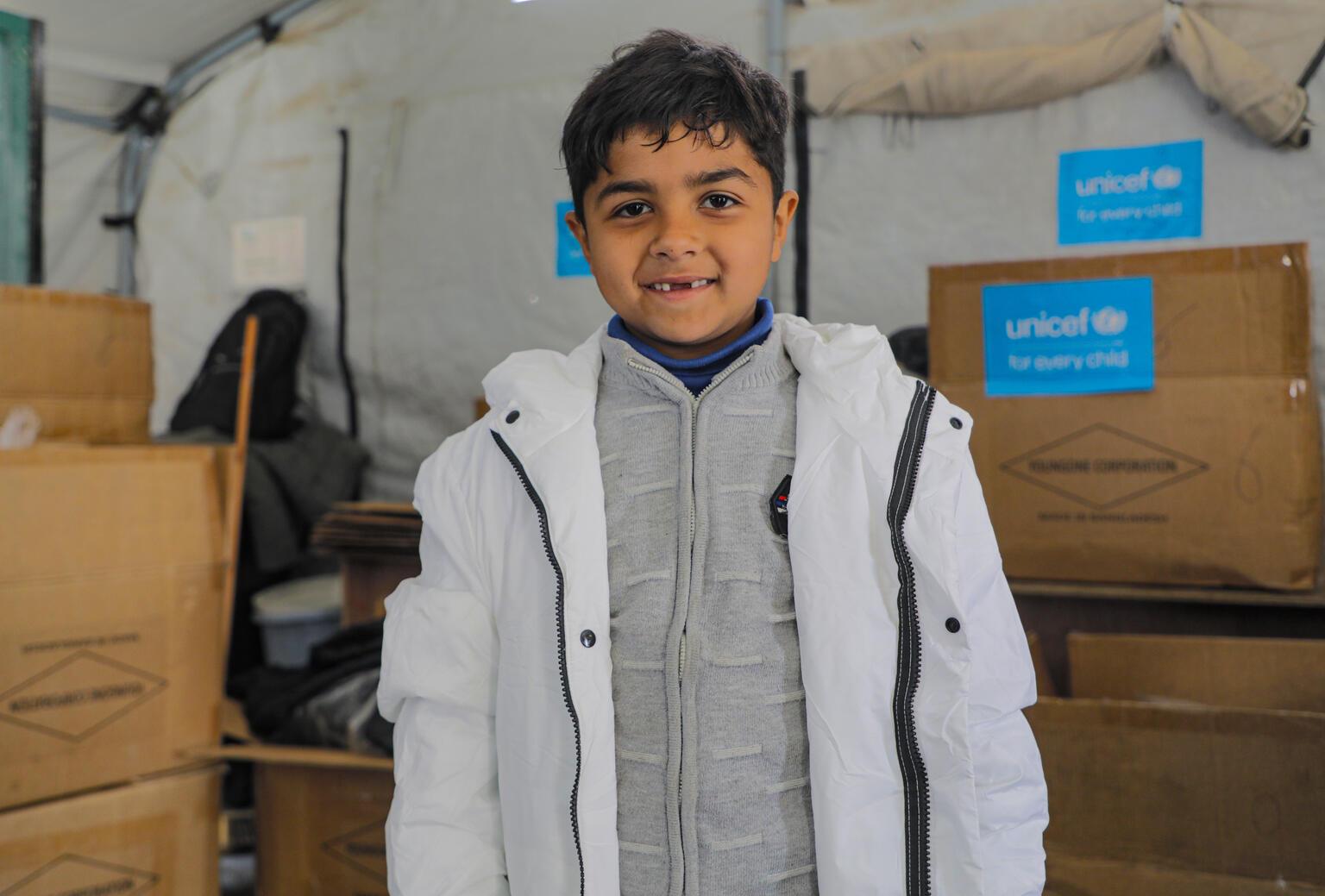 jongen-uit-gaza-met-witte-winterjas-UNI761204