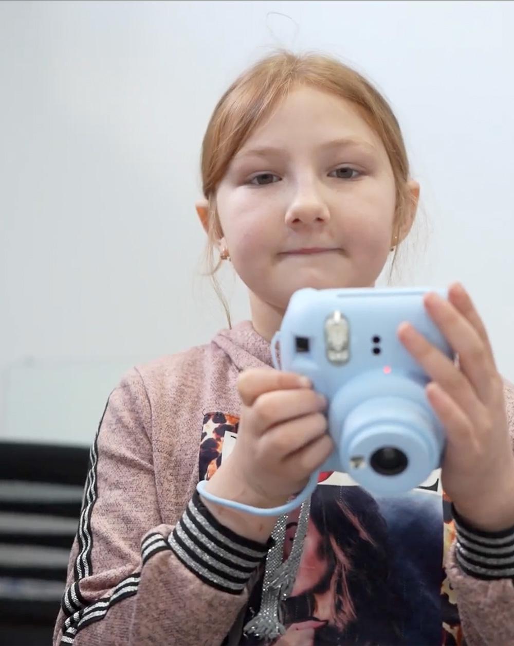 Liia met haar camera in Izium, Oekraïne