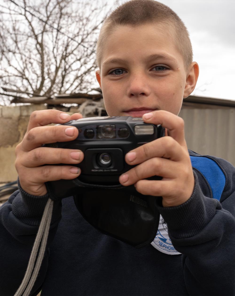 Tolya filmt in de achtertuin