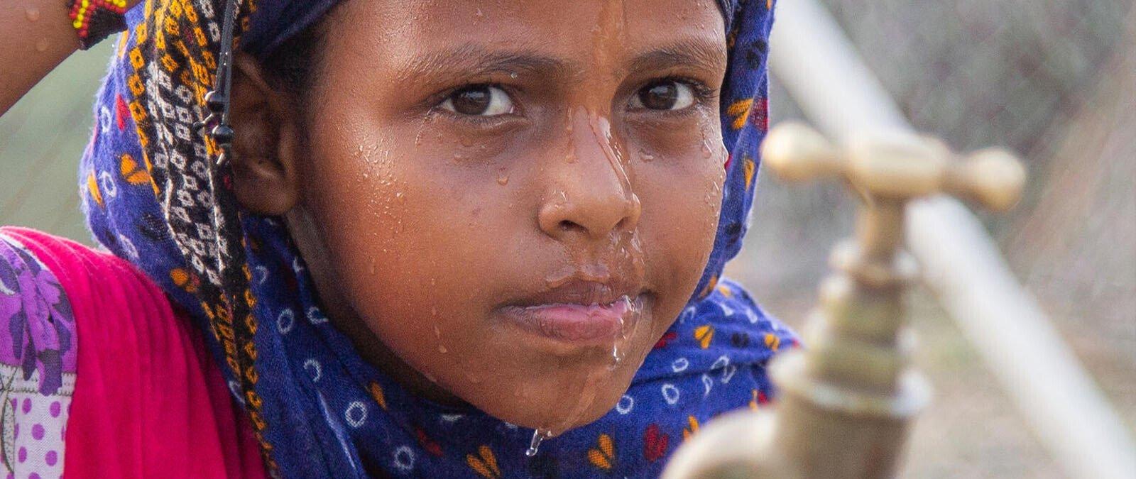 Meisje met water in Soedan