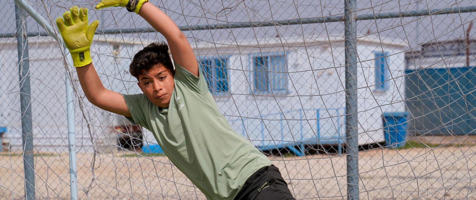 Jonge voetballer voor het doel