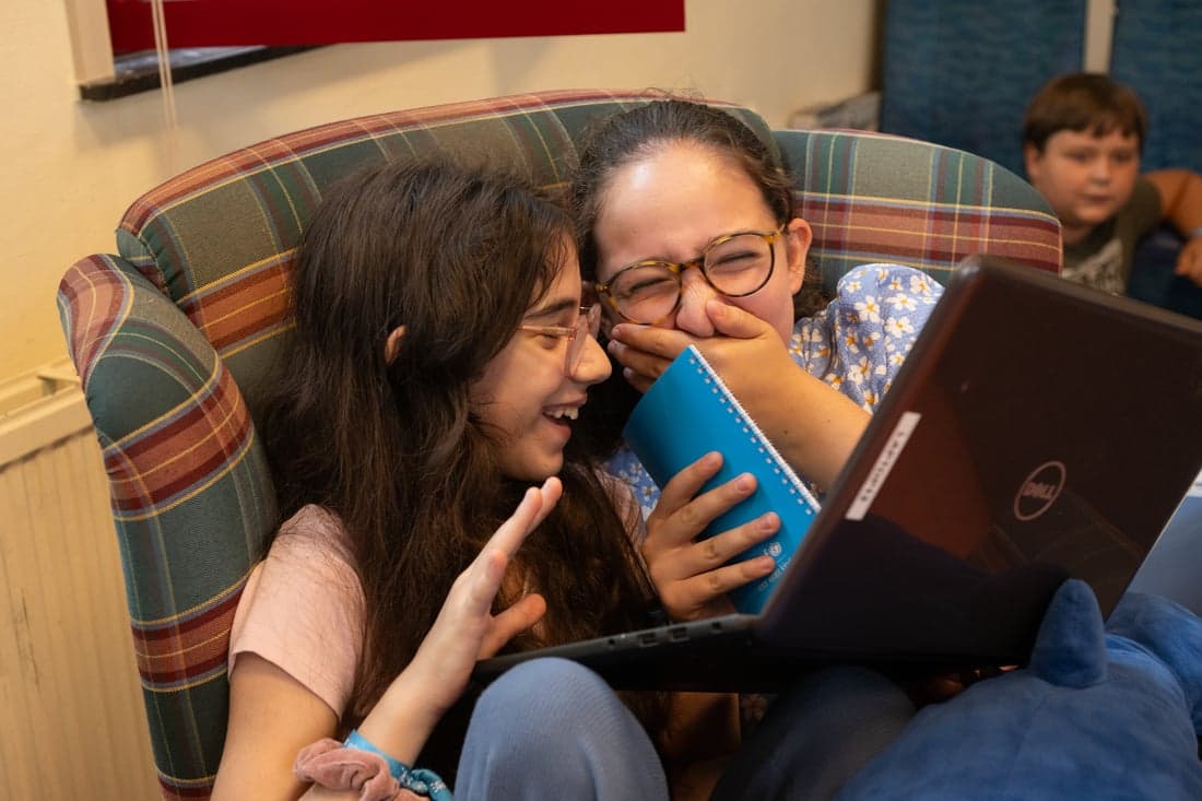 meisjes lachend in klas nederland