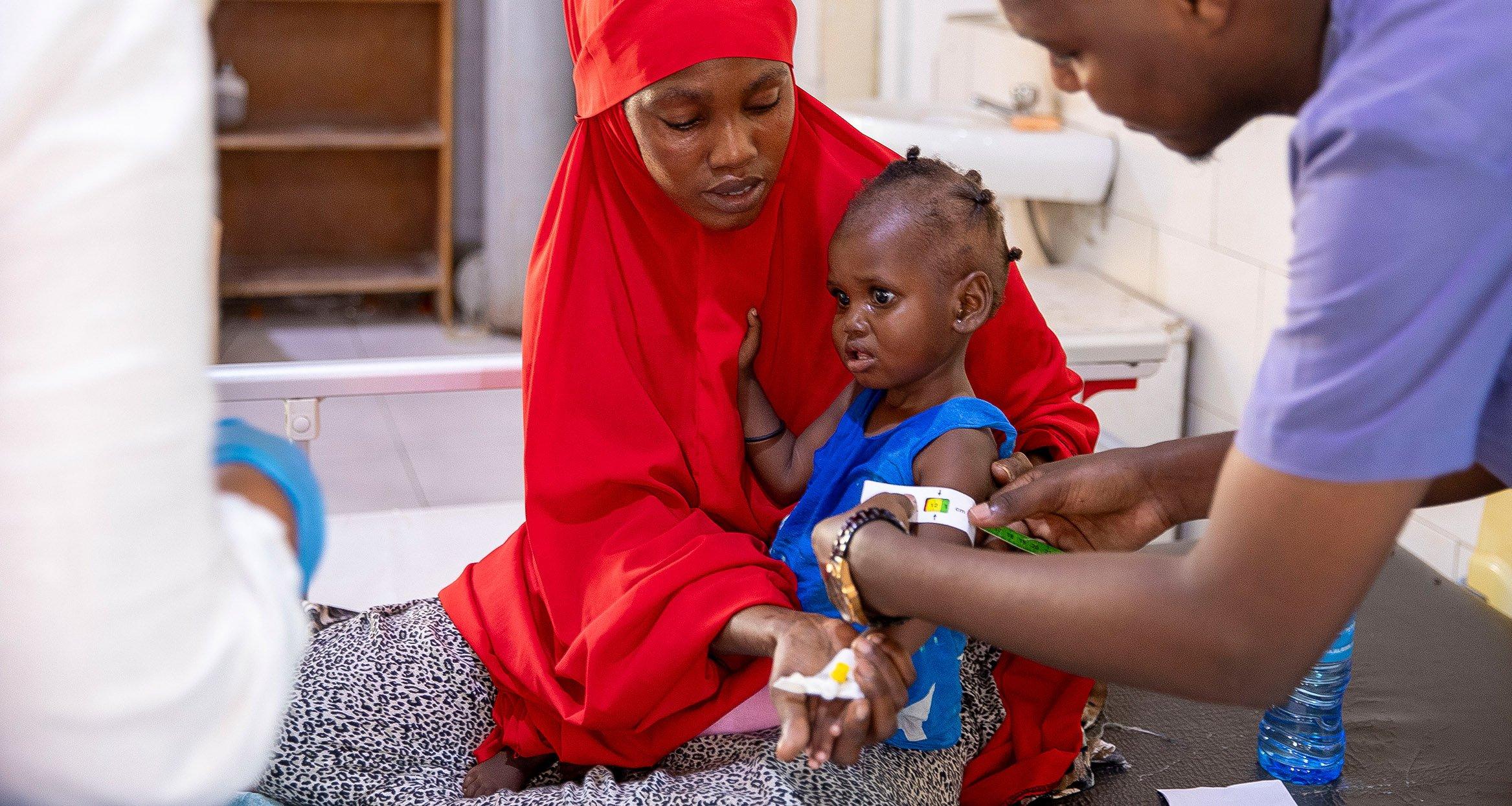 moeder met kind bij dokter in somalie