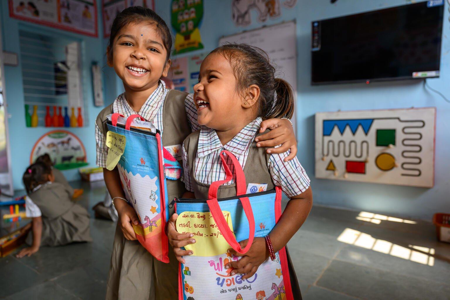 meisjes lachend in klas india