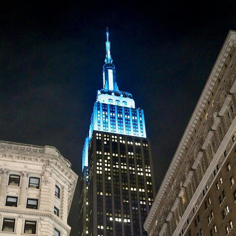 Empire State building kleurt blauw