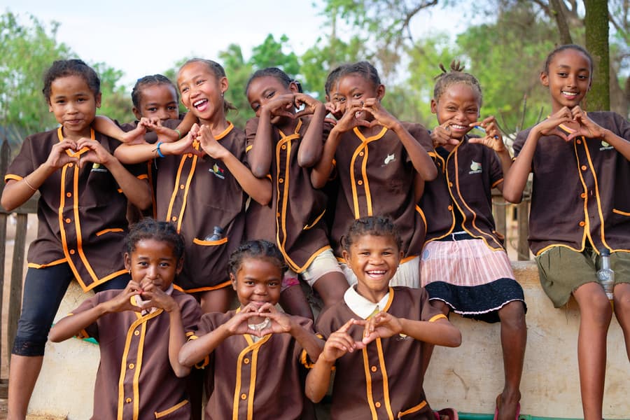 groep kinderen maakt hartjes met hun handen
