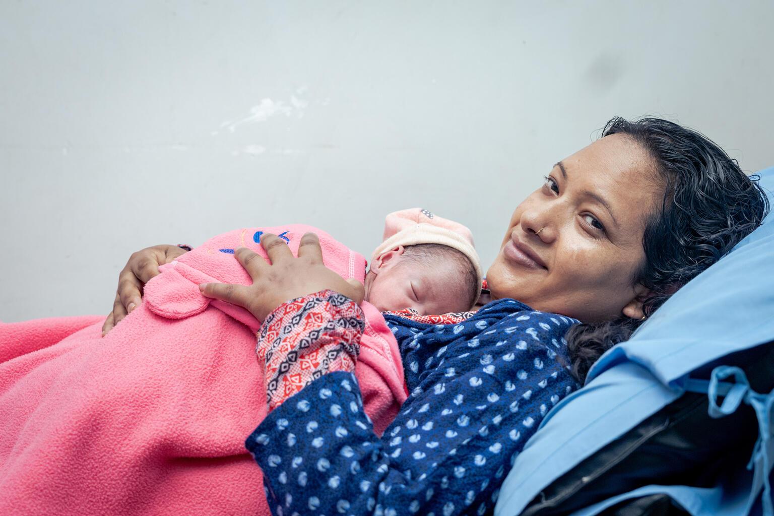 Een moeder in Nepal is net bevallen van een dochter.