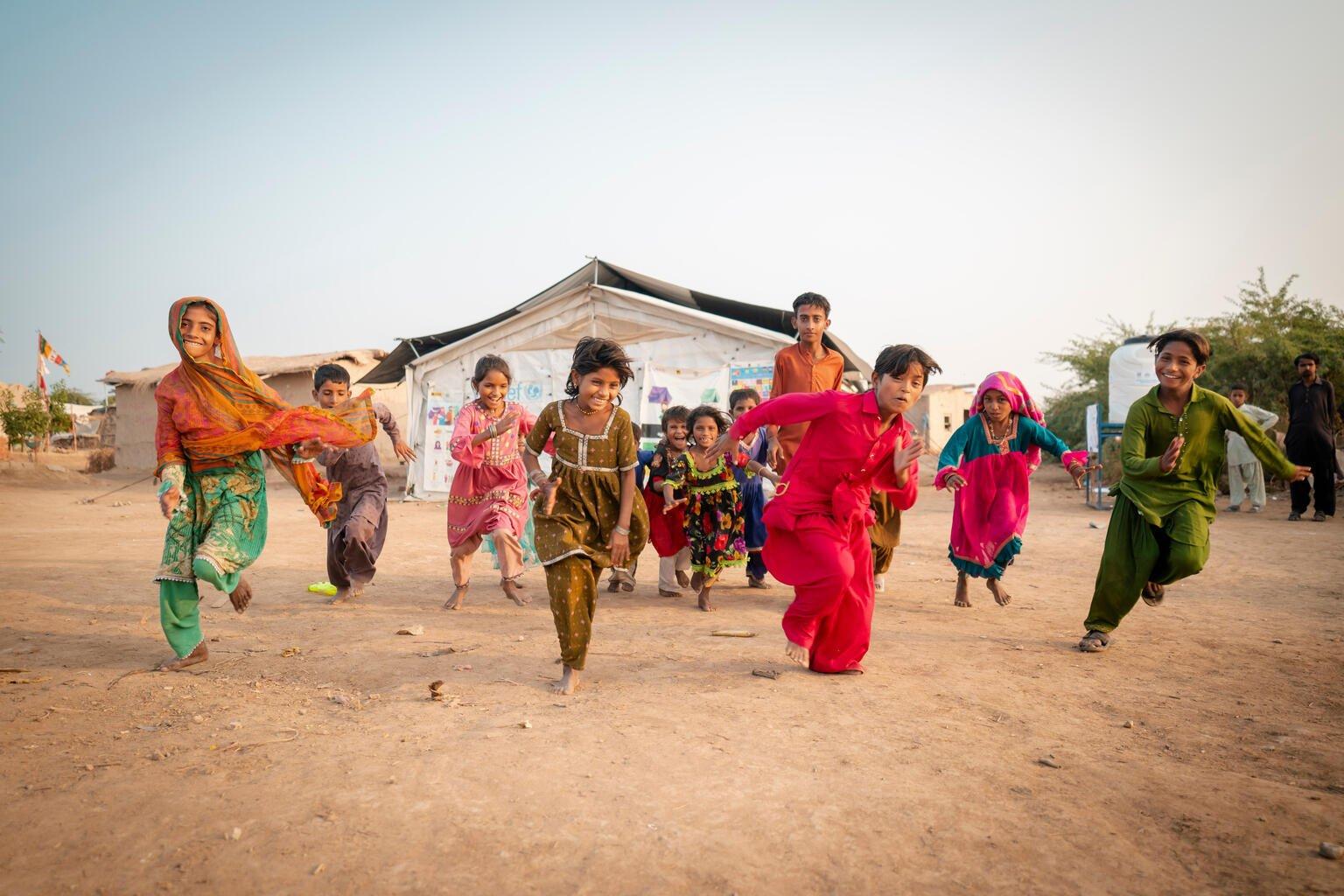 Kinderen rennen in Pakistan