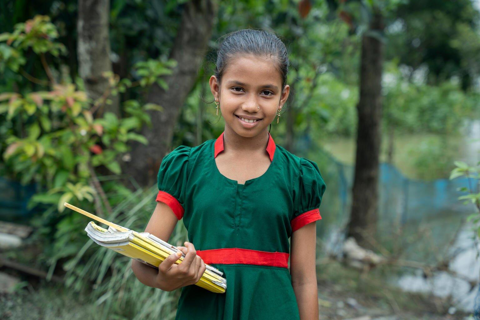 Meisje in jungle met schoolschrift