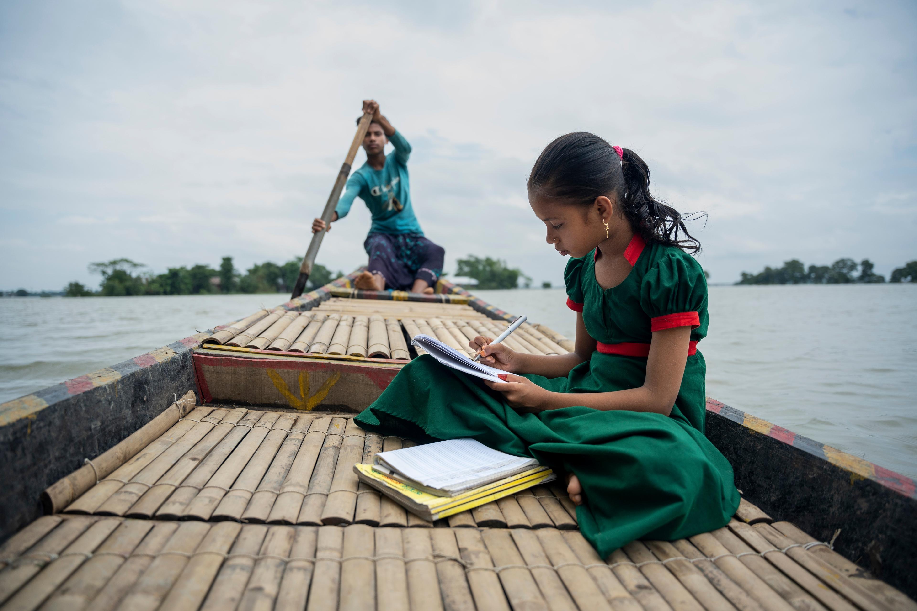 Meisje op houten boot met schoolschrift