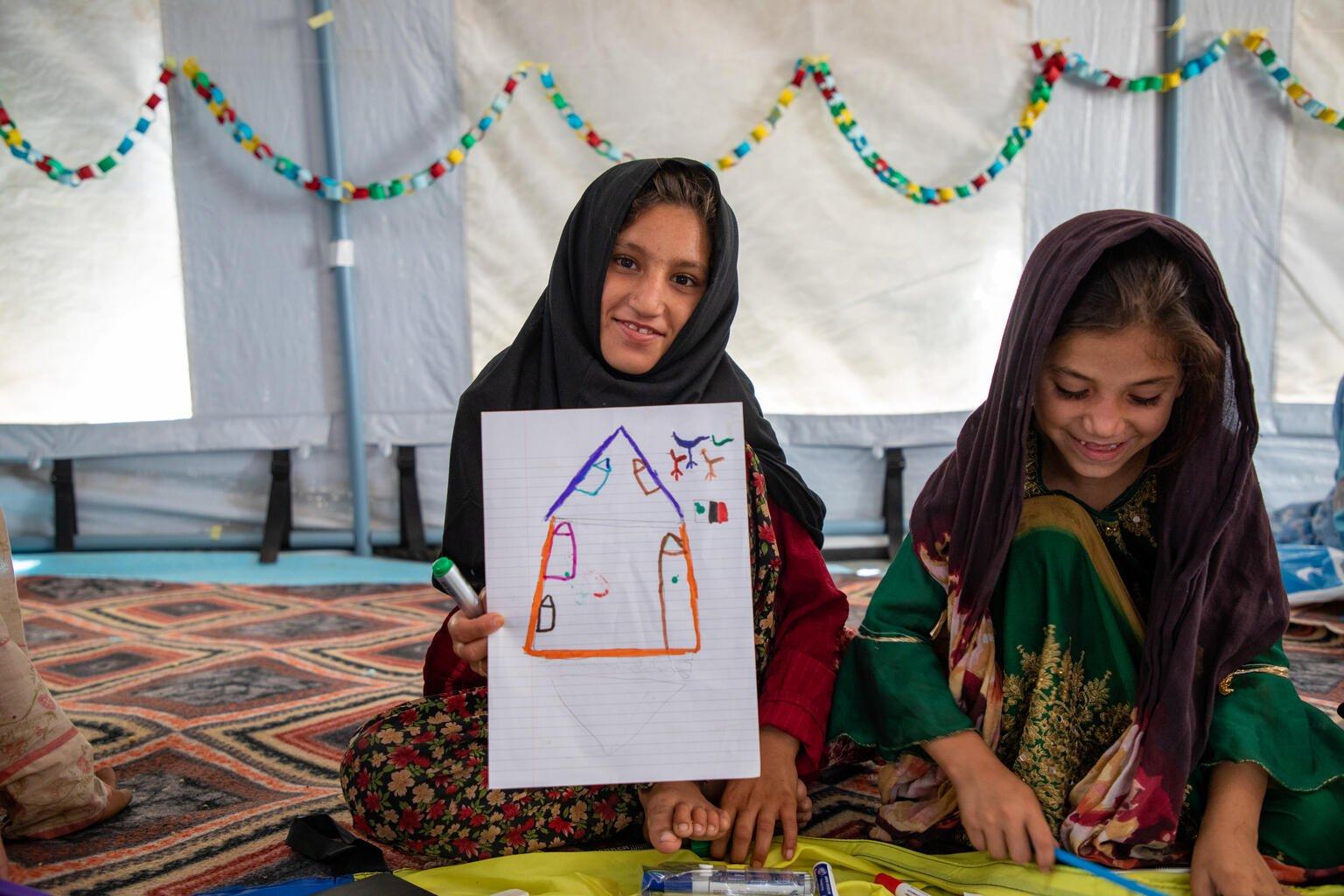 Meisje in Afghanistan met tekening van een huis