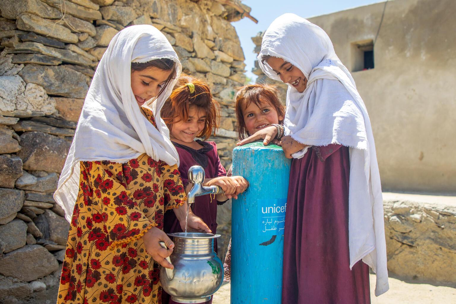 Meisjes bij waterkraan in afghanistan