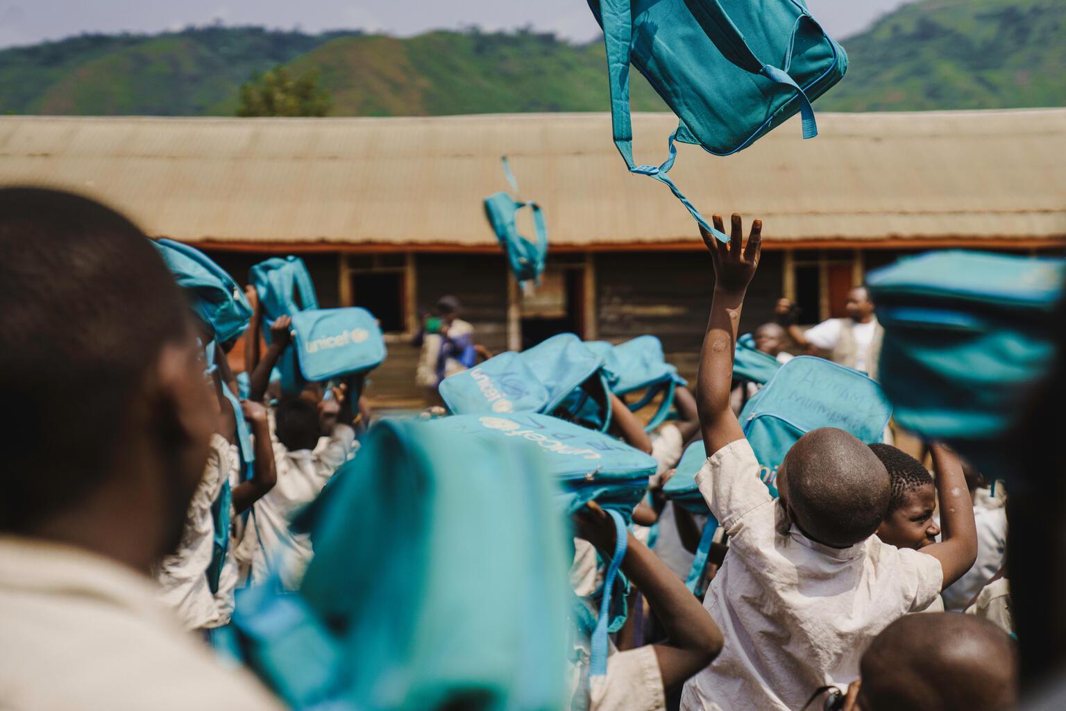 Scholieren komen aan bij hun nieuwe school in Kalehe