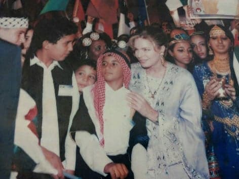 Mohanad, in het midden, als kind lid van kinderparlement van Jordanië in aanwezigheid van Koningin Nour.