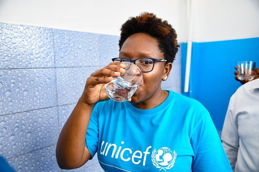 Fabienne drinkt water uit waterpunt